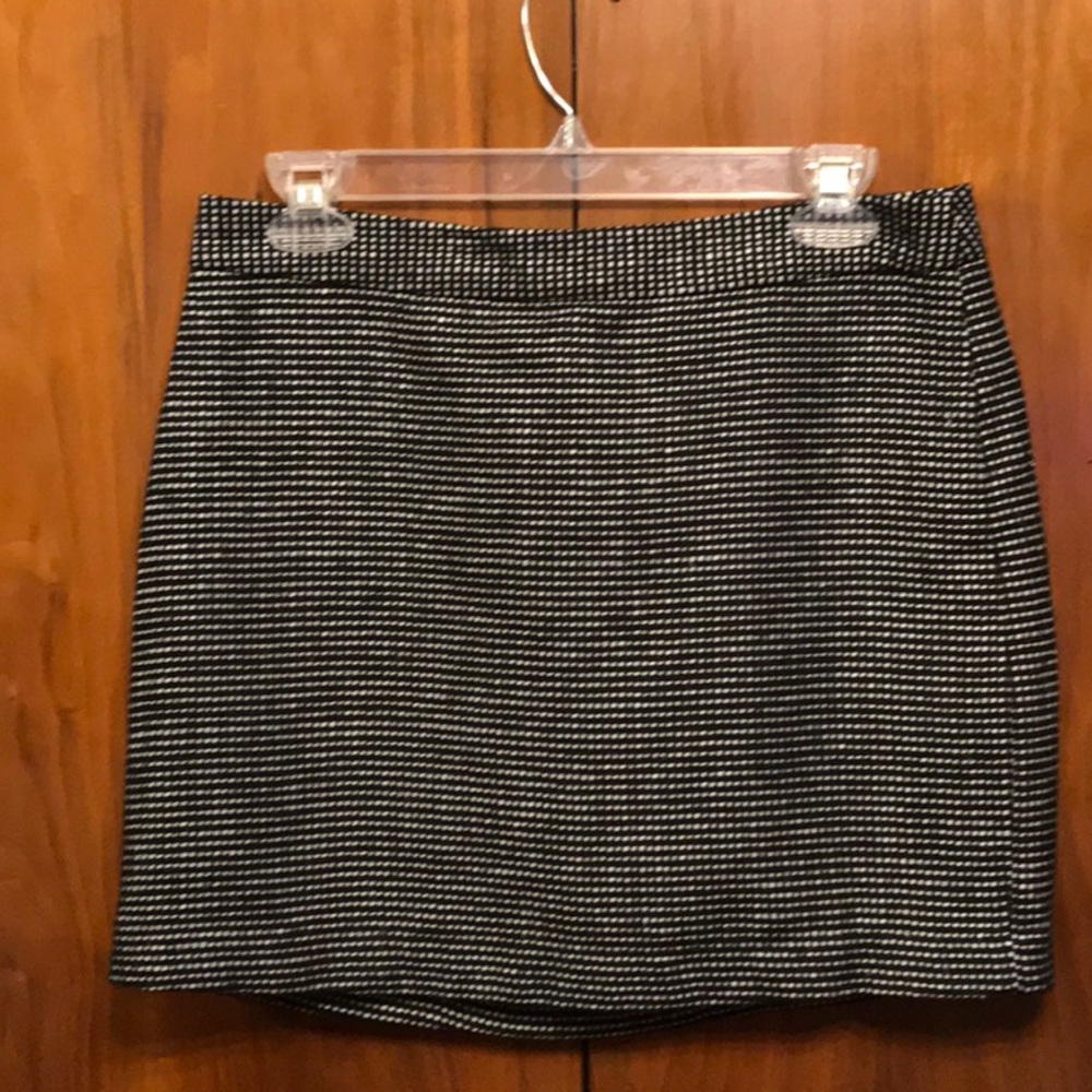 Gap black and white tweed like mini. Size 4